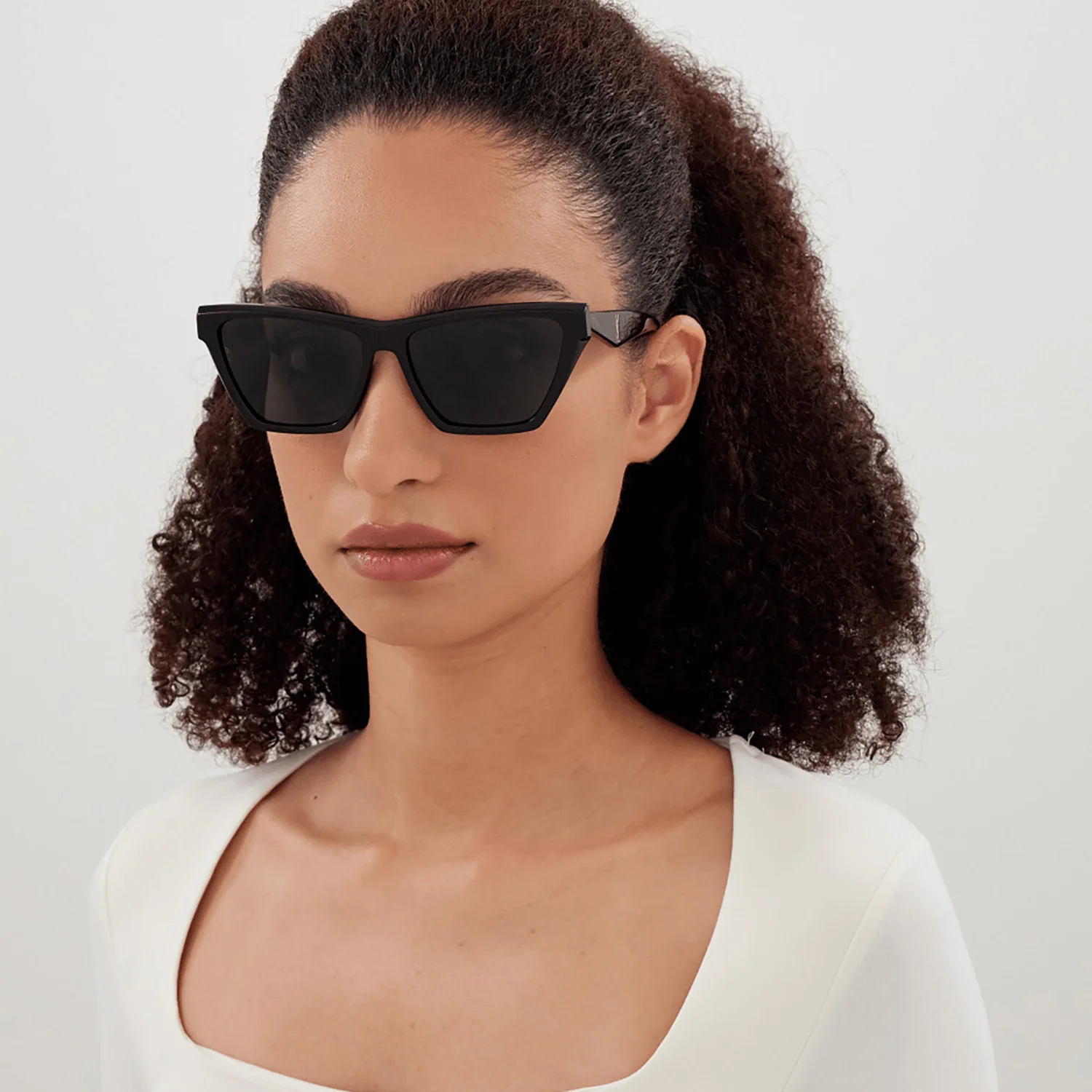 Monogram  Feminine Cat Eye Shape - Image 4